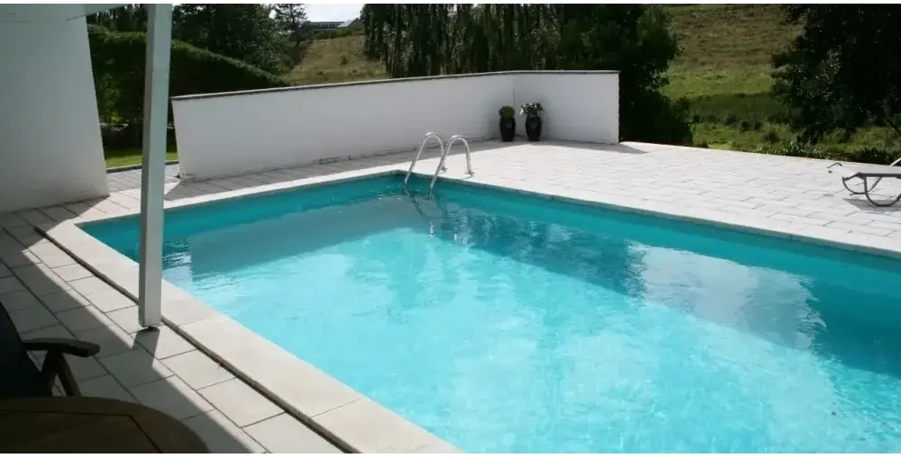 Rustica Athen paket med rektangulär form, klart blått vatten och vit kaklad omgivning